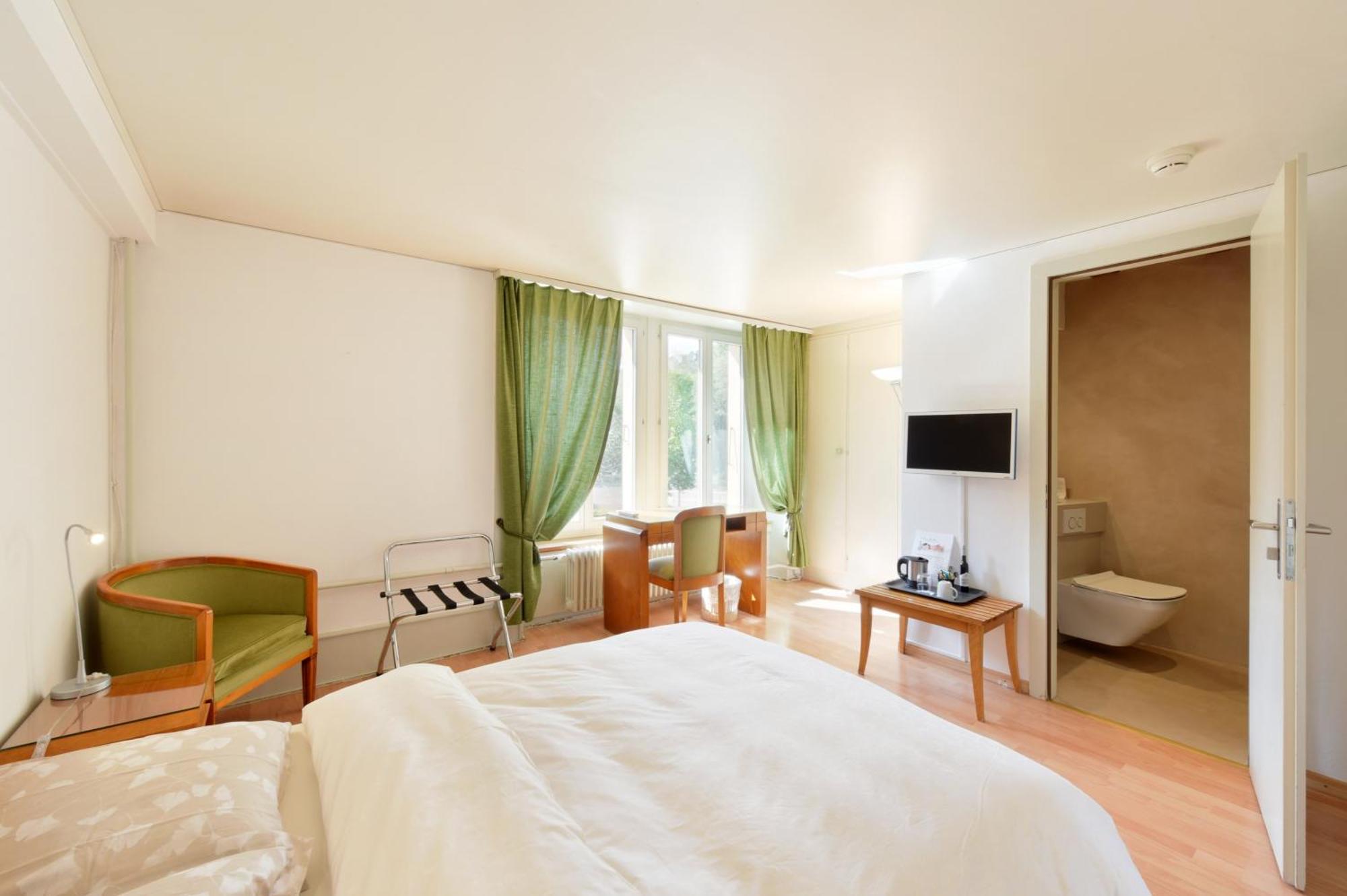 Hotel De L'Aigle Couvet Ruang foto