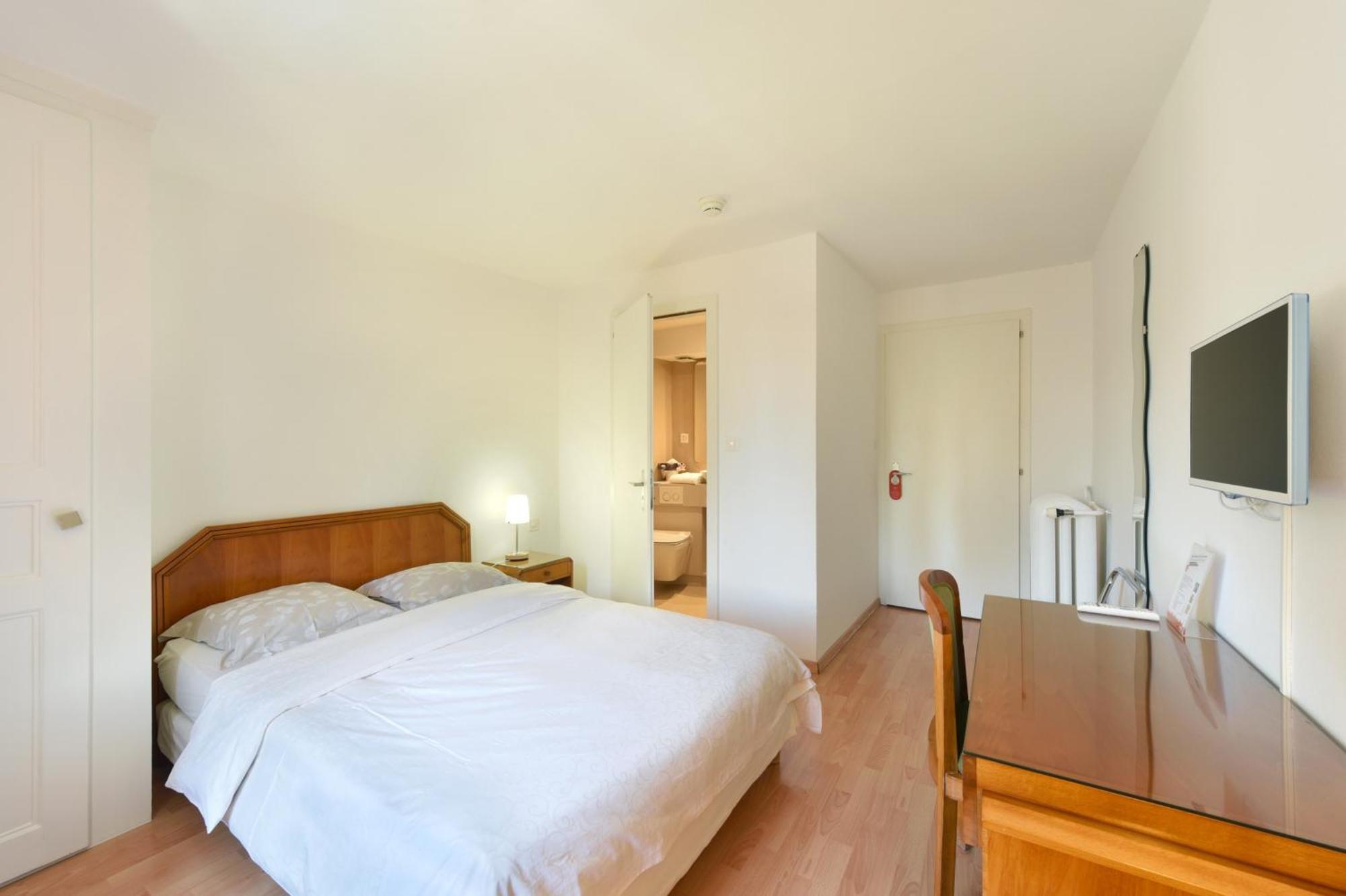 Hotel De L'Aigle Couvet Ruang foto