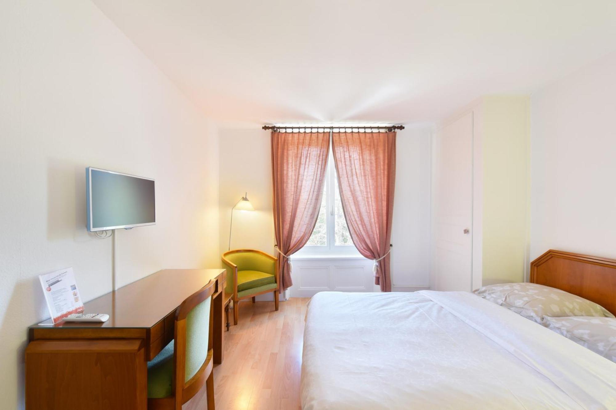 Hotel De L'Aigle Couvet Ruang foto
